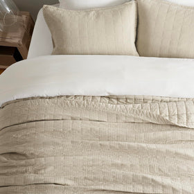EVERGRACEHOME quilt king close-up highlights crinkle texture and cloud-soft feel.