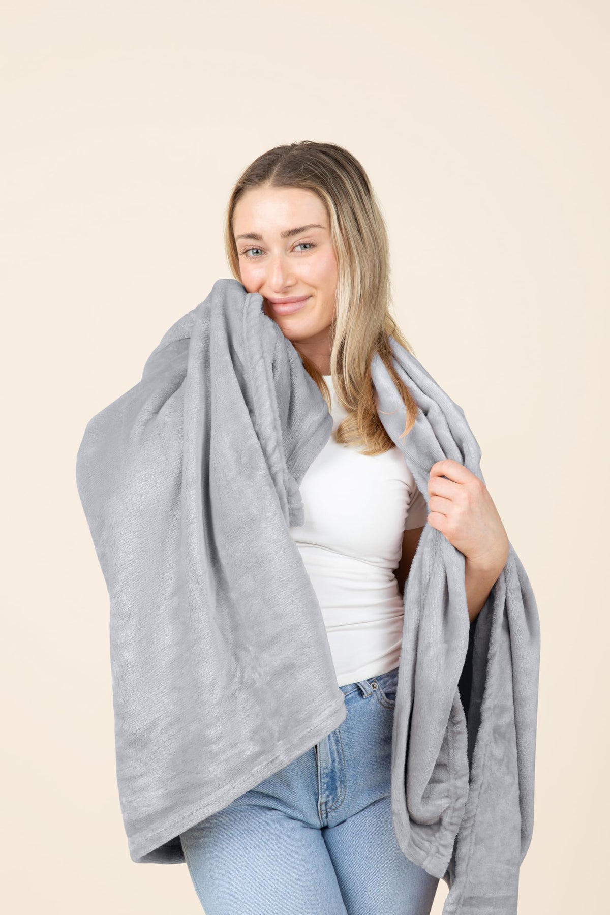 EverSnug pillow-use view shows blanket doubles as a cozy neck support.