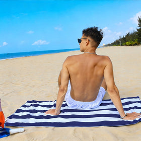 Exclusivo Mezcla highly absorbent towel ideal for quick drying.