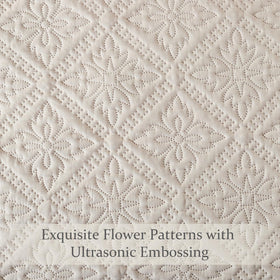 Exclusivo Mezcla all-season-use quilt pairs with any decor and temperature preferences
