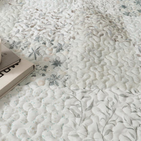 Exclusivo Mezcla bed couch decor throw enhances room style with comfort.