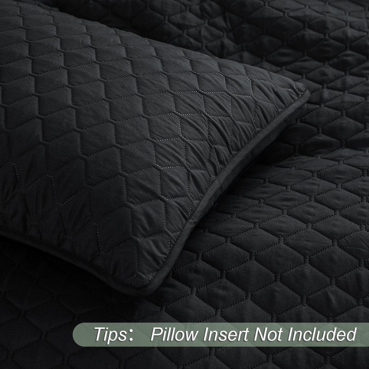 Exclusivo Mezcla bedroom setup with quilt on bed
