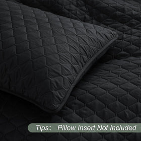 Exclusivo Mezcla bedroom setup with quilt on bed