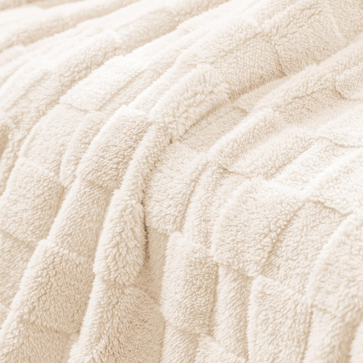 Exclusivo Mezcla versatile blanket suits bedrooms, sofas, and seasonal living spaces