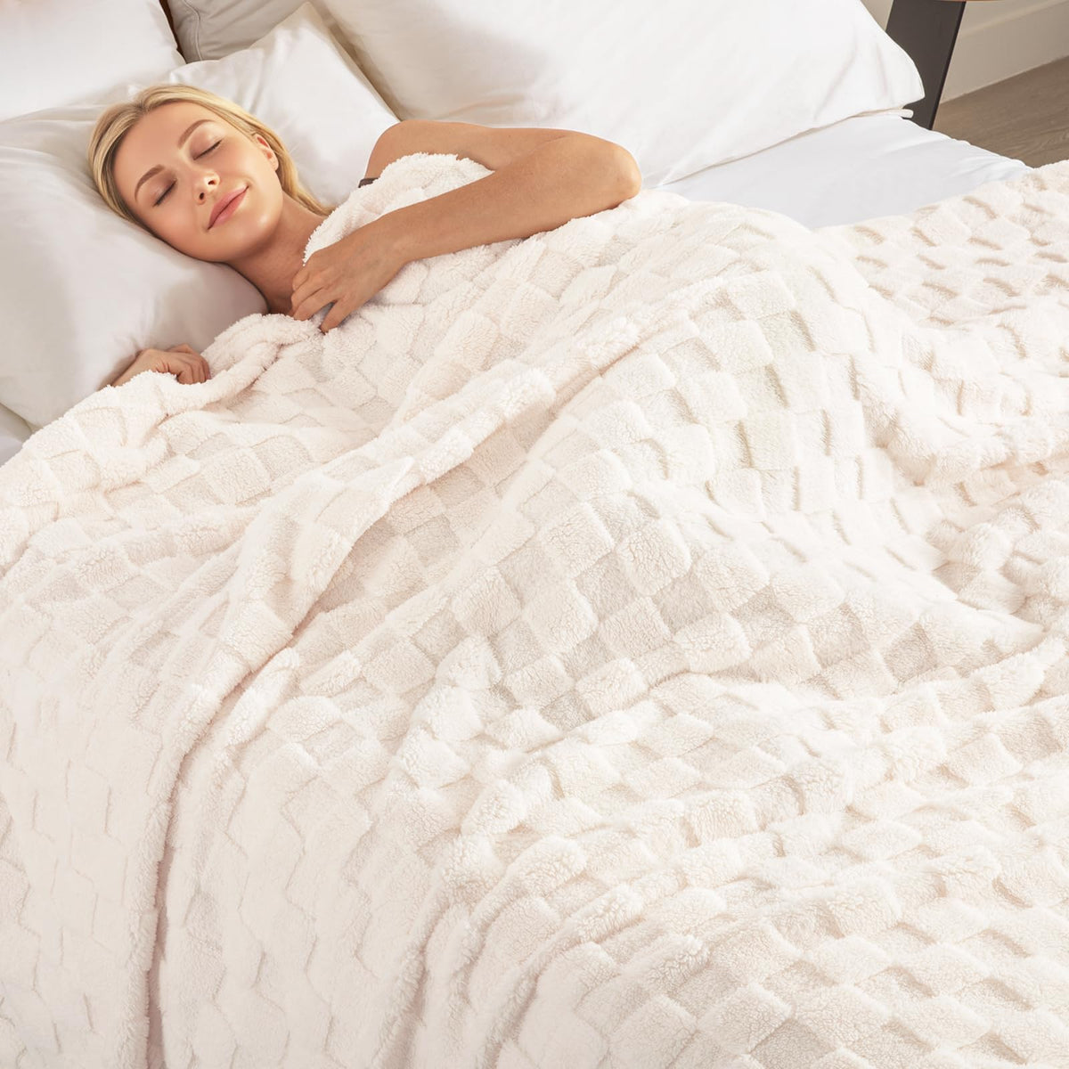Exclusivo Mezcla premium blanket showcases luxurious velvety texture and subtle sheen