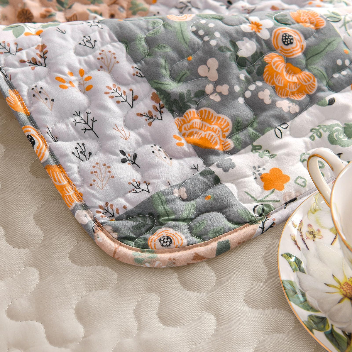 Exclusivo Mezcla boho pattern details enhance room aesthetics and comfort.