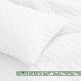 Exclusivo Mezcla quilt displayed as guest room bedspread.