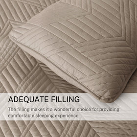 Exclusivo Mezcla easy-care quilt stays soft and clean with simple washing.