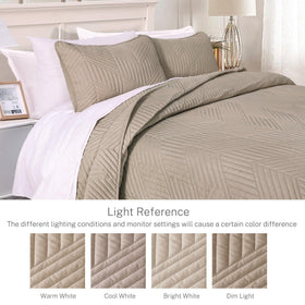 Exclusivo Mezcla geometric quilt detail highlights durable ultrasonic embossing and elegant décor touch.