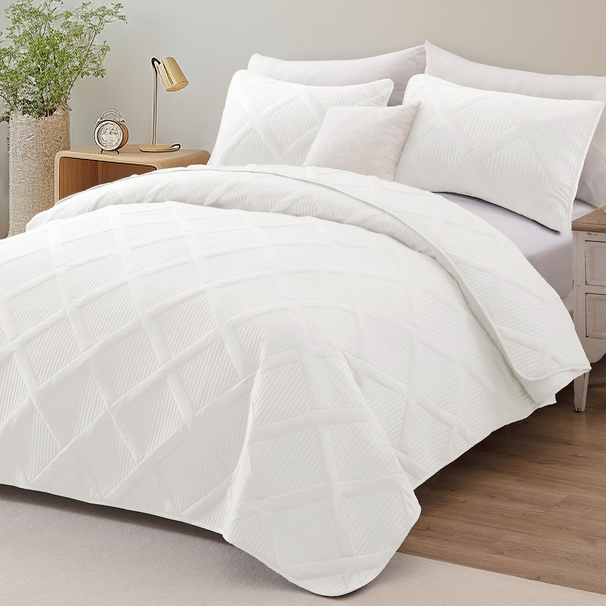 Exclusivo Mezcla king quilt set striped-pattern full view shows modern elegance for all seasons.