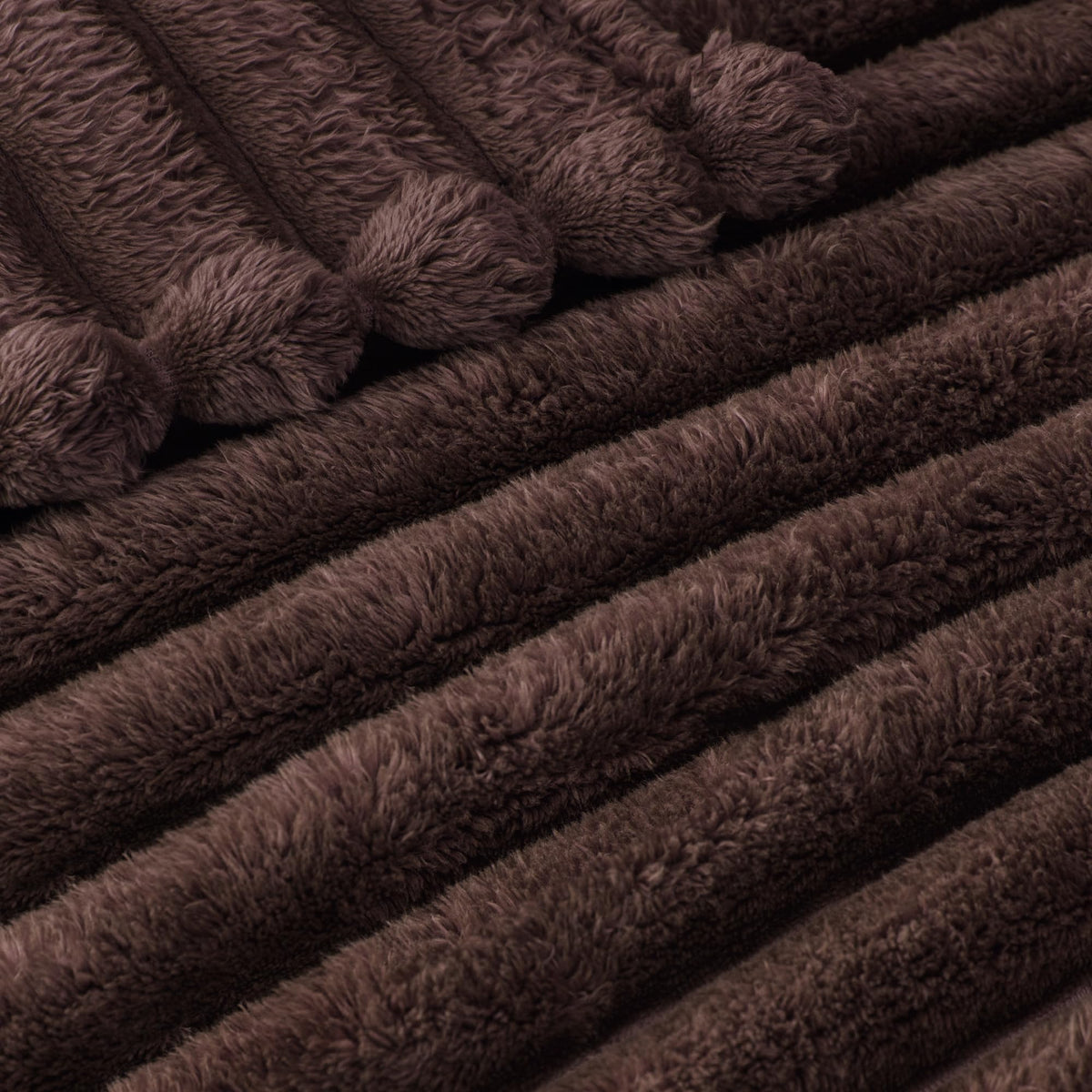 Exclusivo Mezcla King Size Flannel Blanket double-faced plush for luxurious comfort.