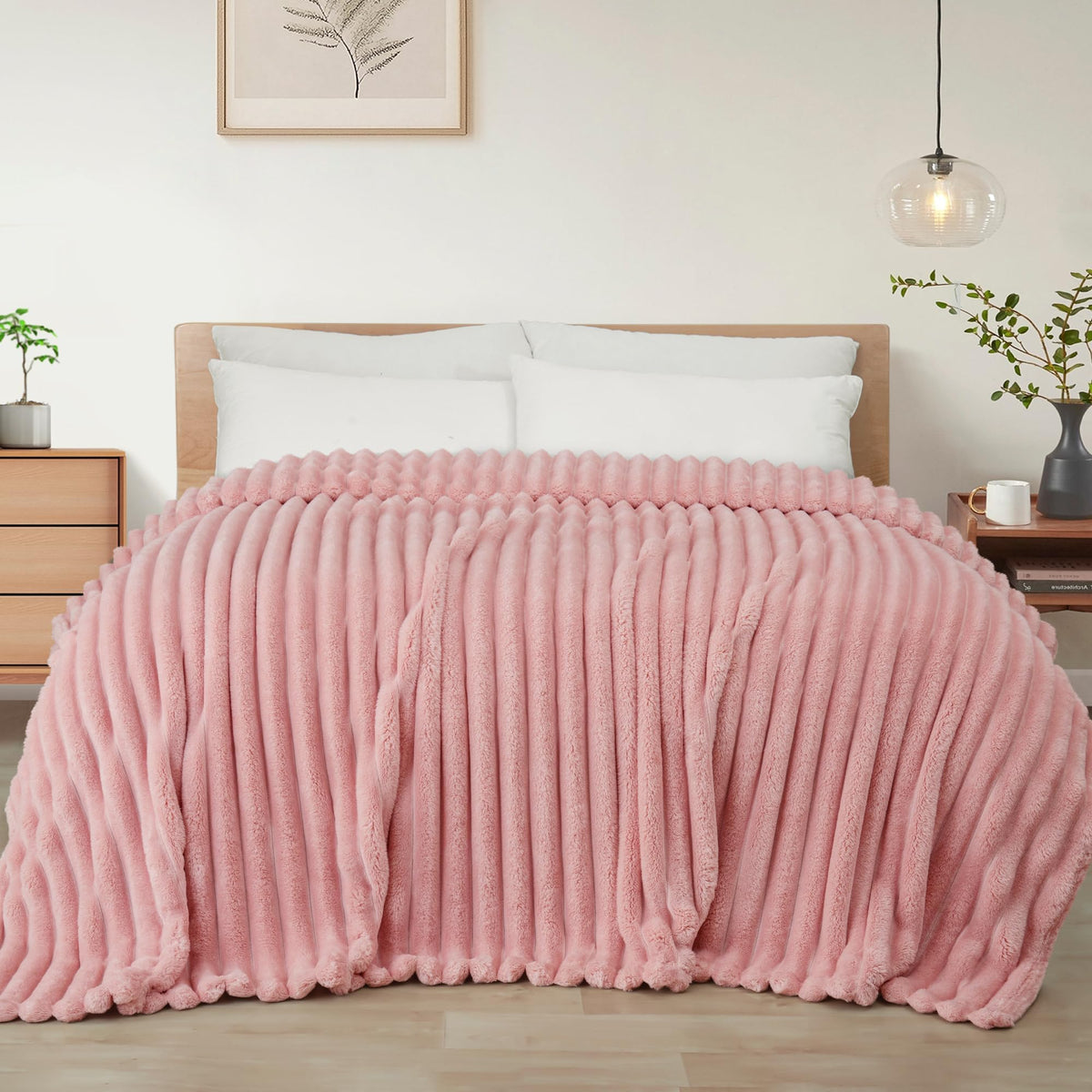 Exclusivo Mezcla king size pink blanket laid flat for full coverage and warmth