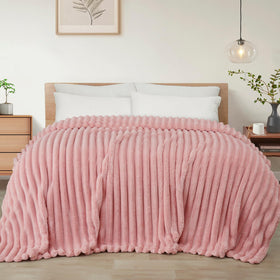 Exclusivo Mezcla king size pink blanket laid flat for full coverage and warmth