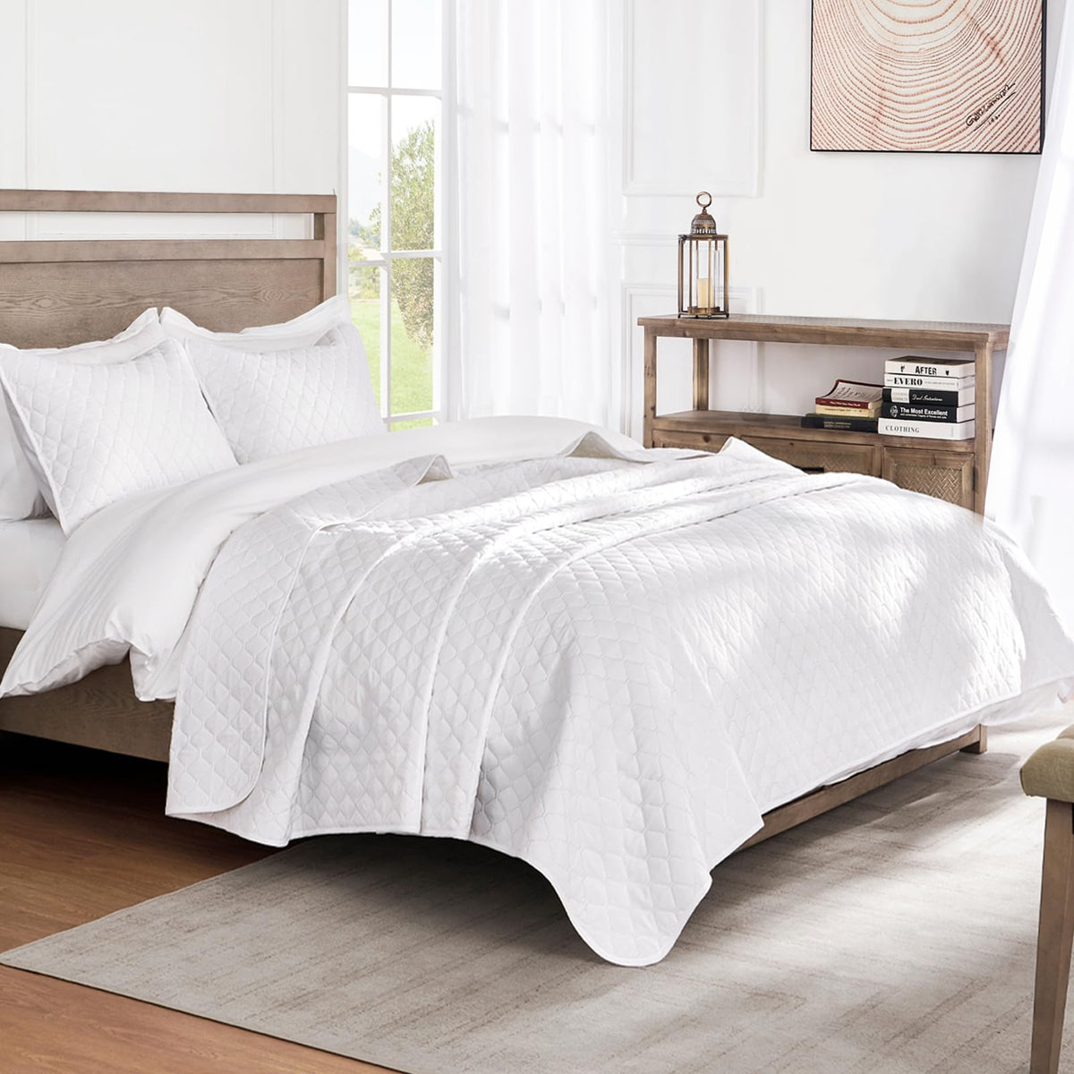 Exclusivo Mezcla king-size quilt with pillow shams enhances bedroom decor.