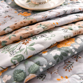 Exclusivo Mezcla lightweight reversible blanket in camel and pattern, ideal for all seasons.