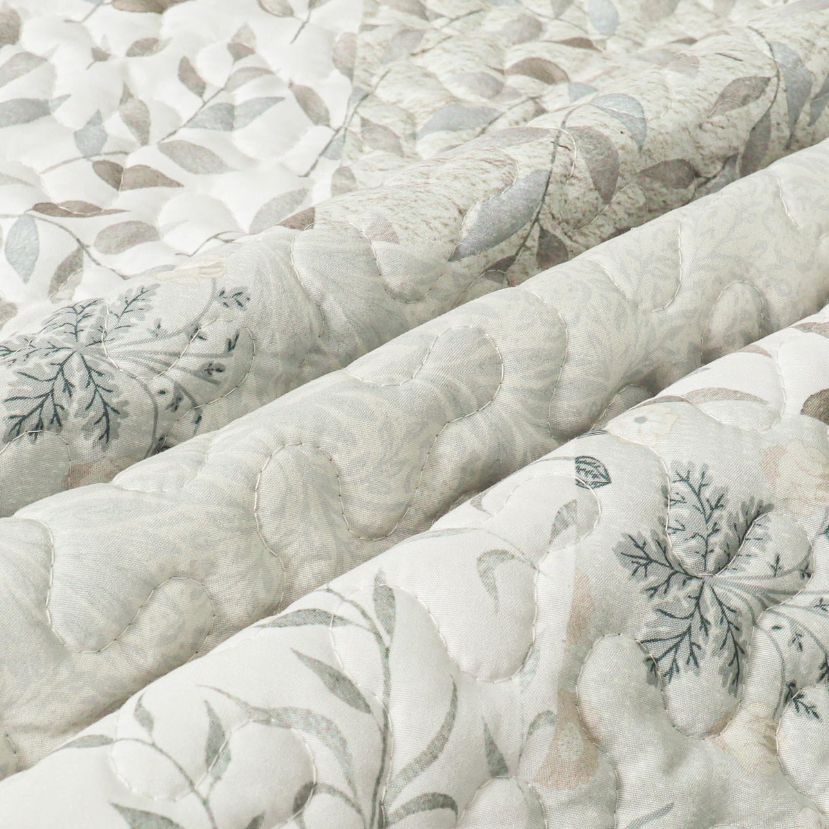Exclusivo Mezcla lightweight throw blanket for versatile warmth without bulk.