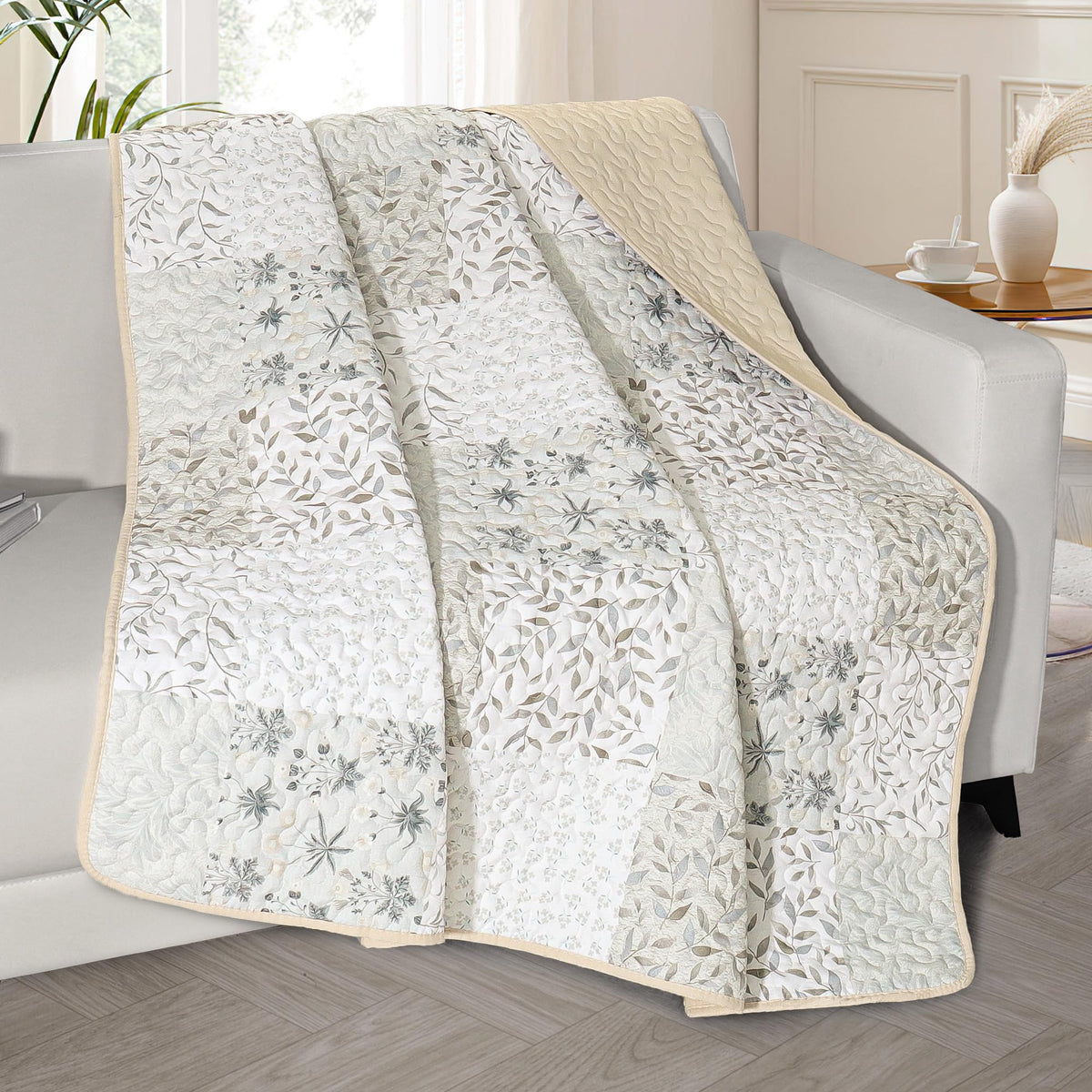 Exclusivo Mezcla microfiber quilt throw with plush feel for everyday use.
