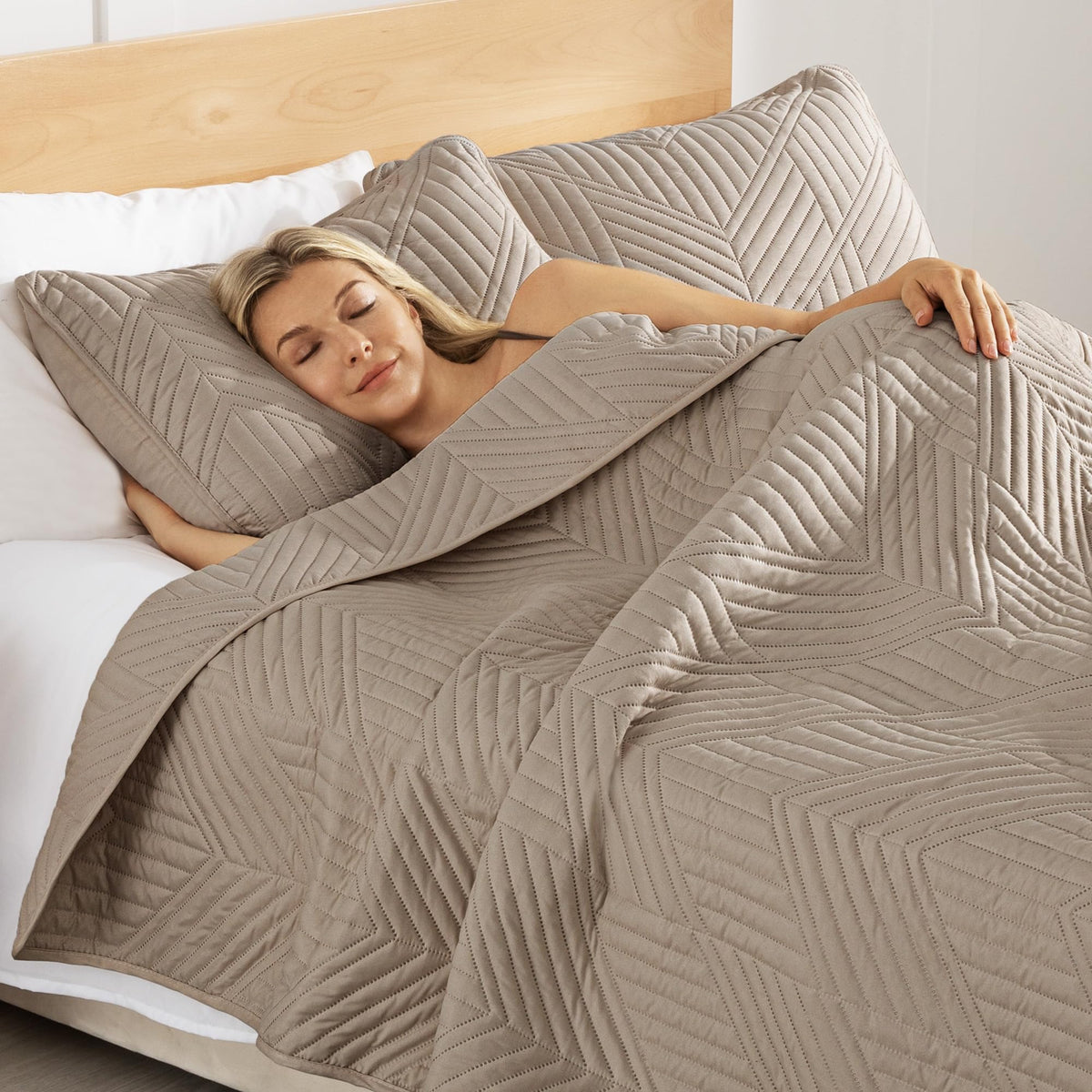 Exclusivo Mezcla modern striped-quilt adds versatile styling for any season.