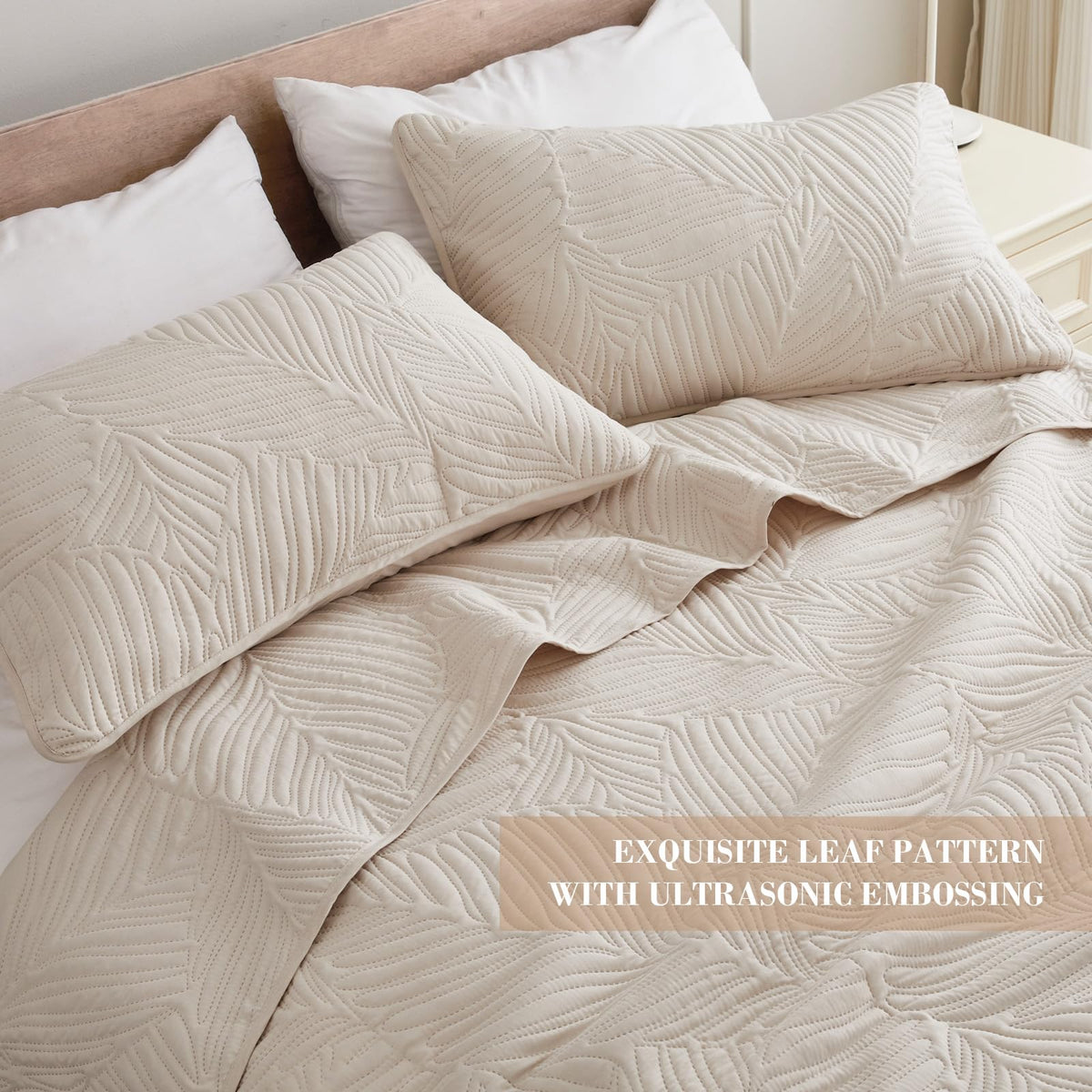 Exclusivo Mezcla queen quilt laid on bed to illustrate all-season versatility.