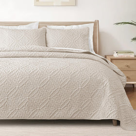 Exclusivo Mezcla queen quilt set displayed on bed for all-season comfort