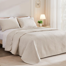 Exclusivo Mezcla queen quilt close-up showing ultrasonically embossed leaf detail.