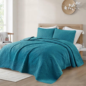 Exclusivo Mezcla quilt set with two shams enhances bed decor and cozy alignment.