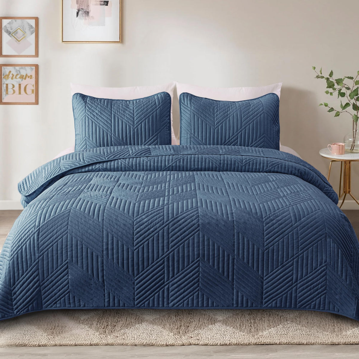 Exclusivo Mezcla quilt with two navy shams for a coordinated, elegant look.