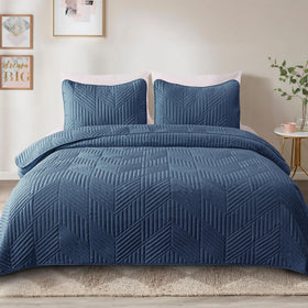 Exclusivo Mezcla quilt with two navy shams for a coordinated, elegant look.
