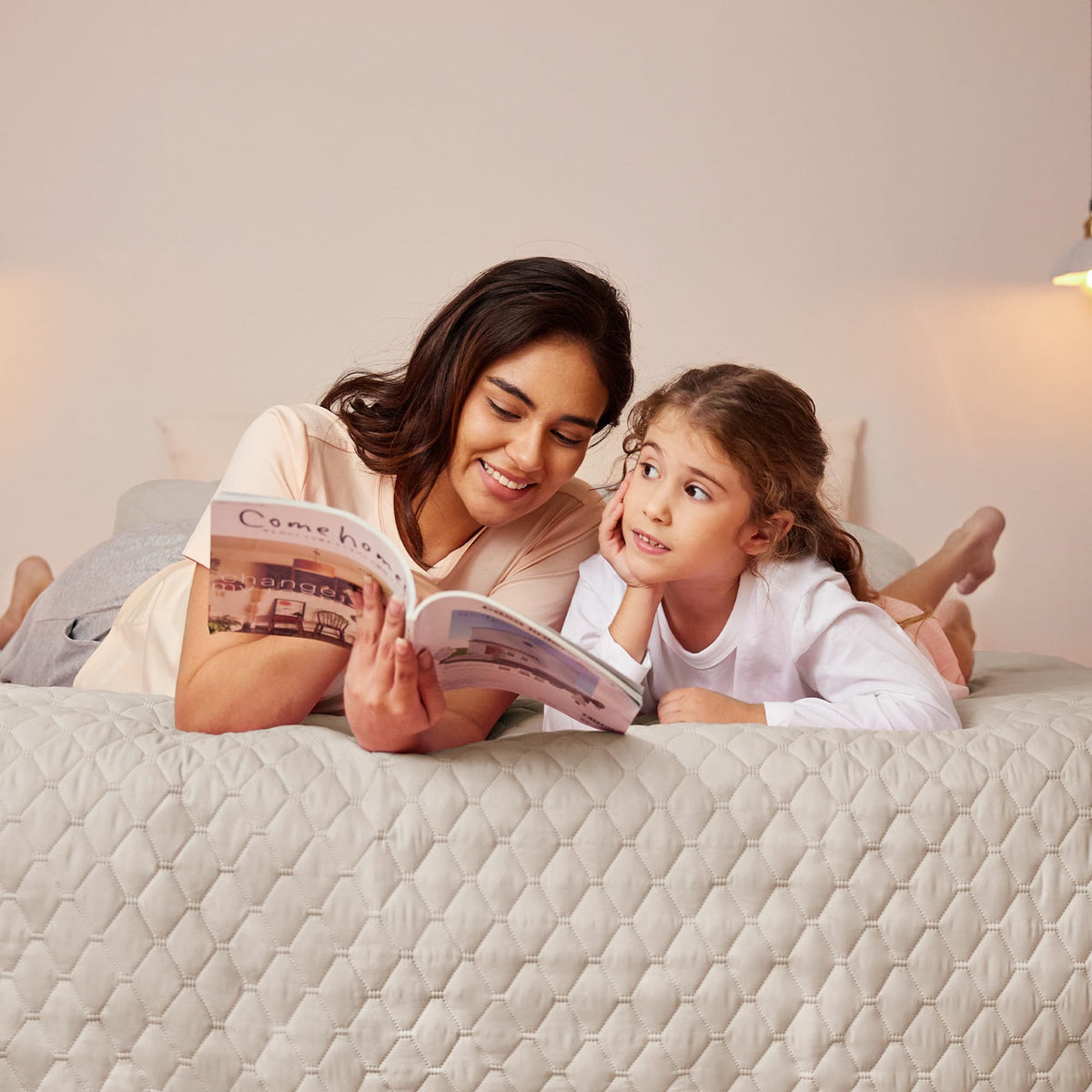 Exclusivo Mezcla ultrasonic embossed quilt pattern adds lightweight decorative texture.