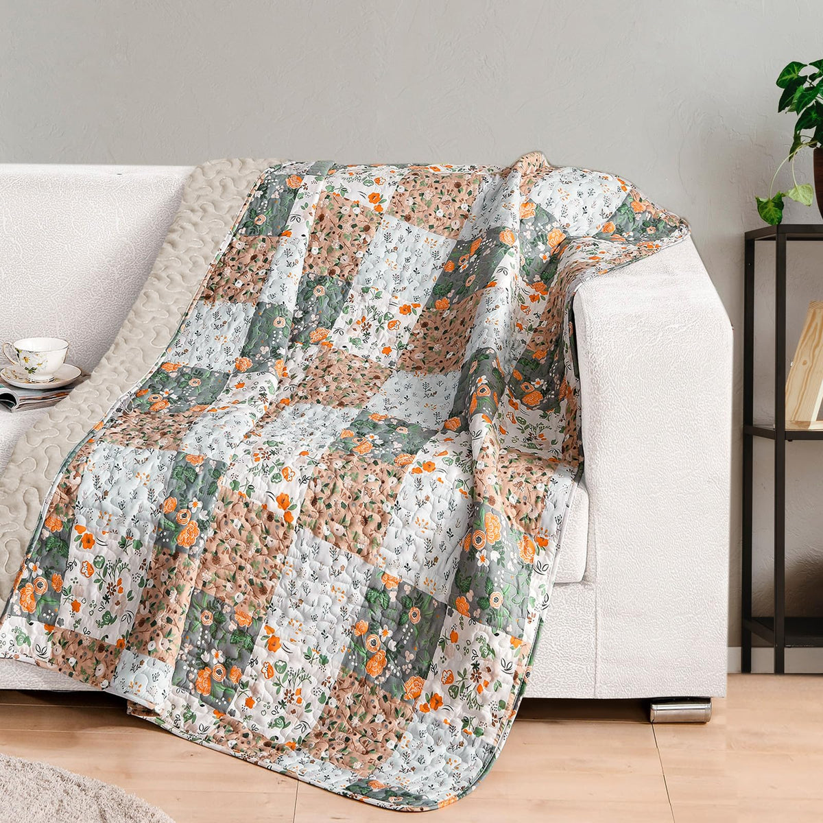 Exclusivo Mezcla quilted throw with boho patchwork for cozy lounging.