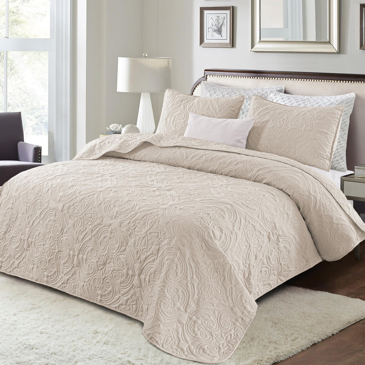 Exclusivo Mezcla pillow shams with damask detail completing the look