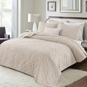 Exclusivo Mezcla pillow shams with damask detail completing the look