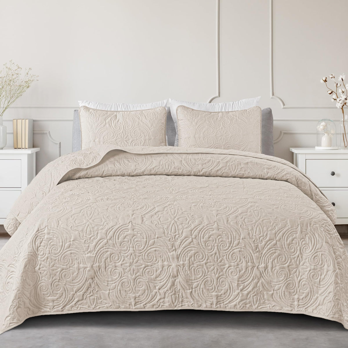 Exclusivo Mezcla queen-size quilt set displayed on bed for all-season comfort