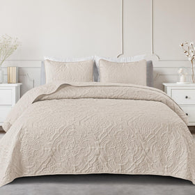 Exclusivo Mezcla queen-size quilt set displayed on bed for all-season comfort