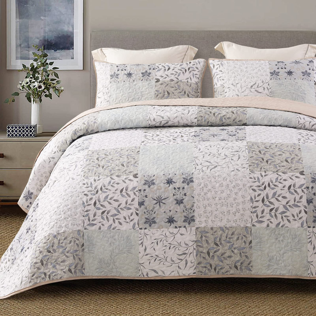 Exclusivo Mezcla quilt closeup shows vibrant floral print and soft gray tones