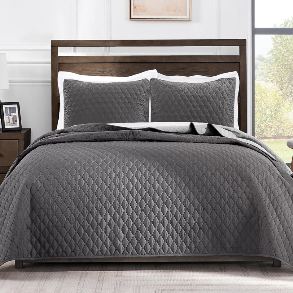 Exclusivo Mezcla reversible king quilt on bed highlighting all-season comfort.