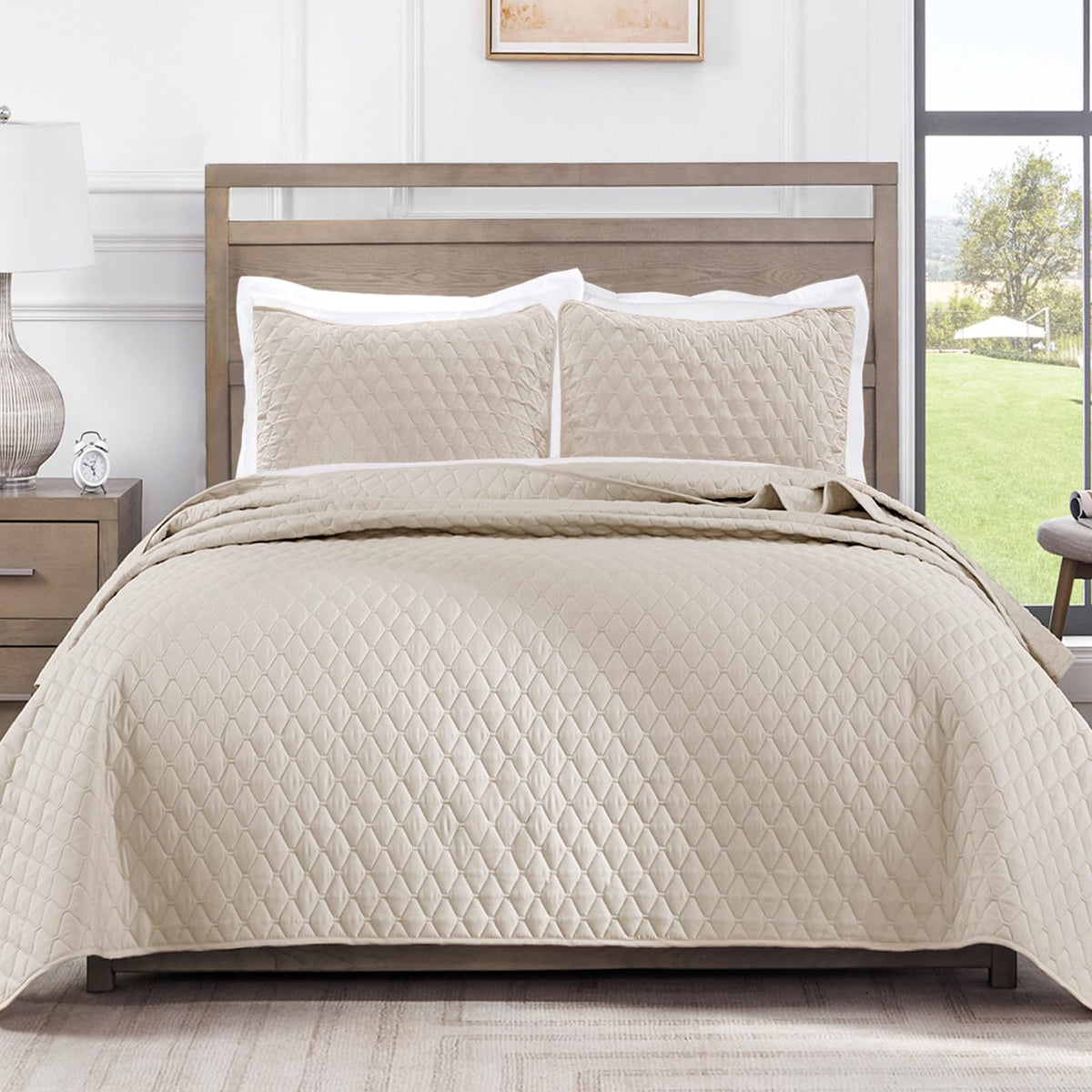 Exclusivo Mezcla reversible king quilt in brich beige for all-season warmth.