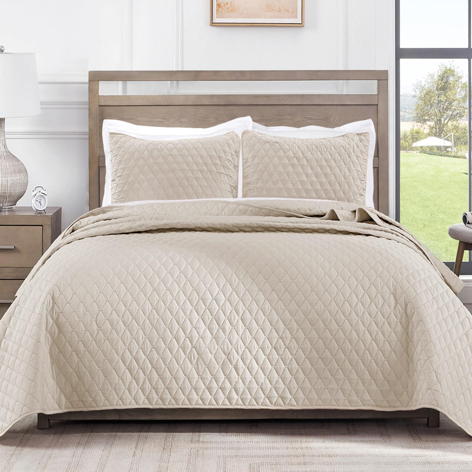 Exclusivo Mezcla reversible king quilt in brich beige for all-season warmth.