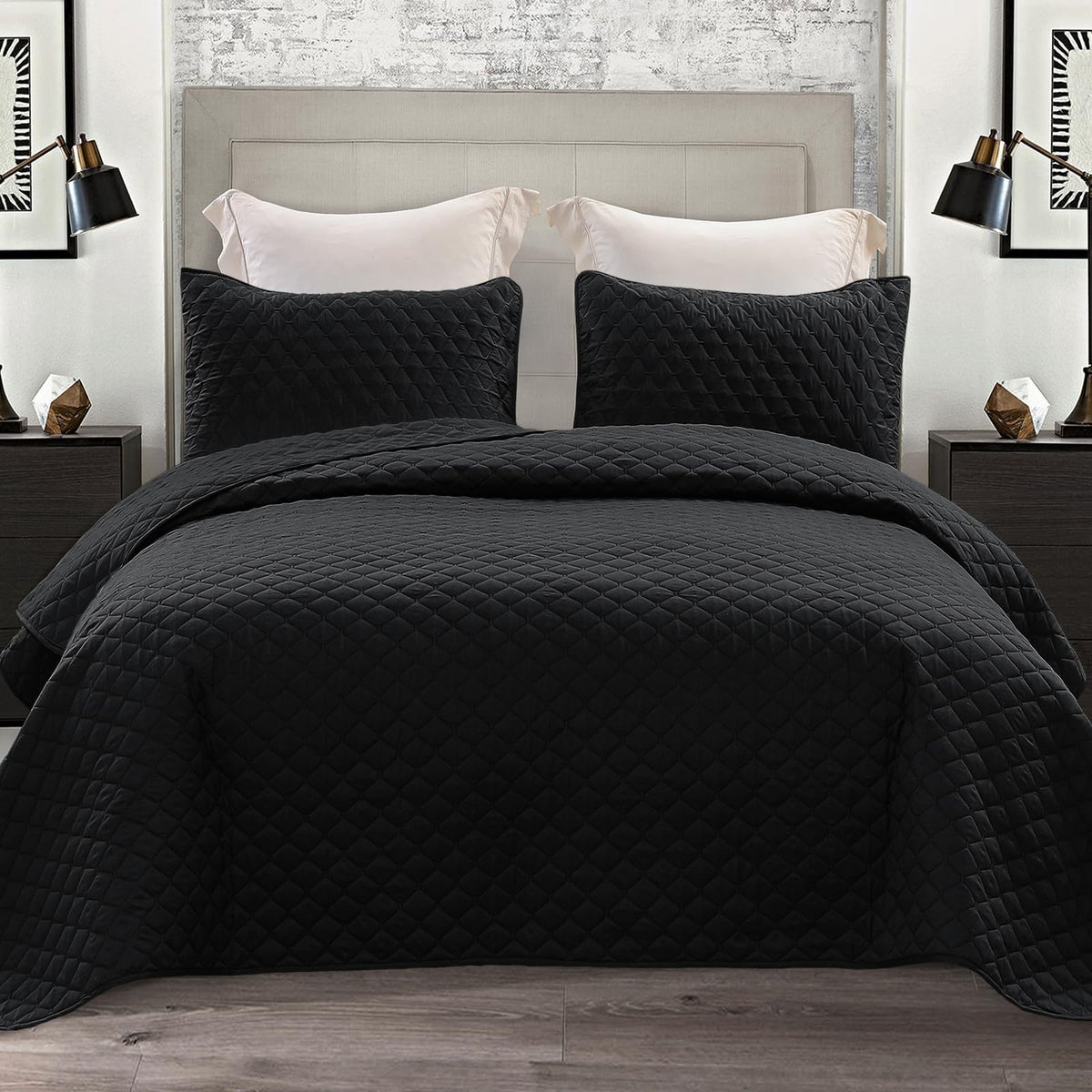 Exclusivo Mezcla reversible queen quilt in black with dual-sided design for versatile styling.