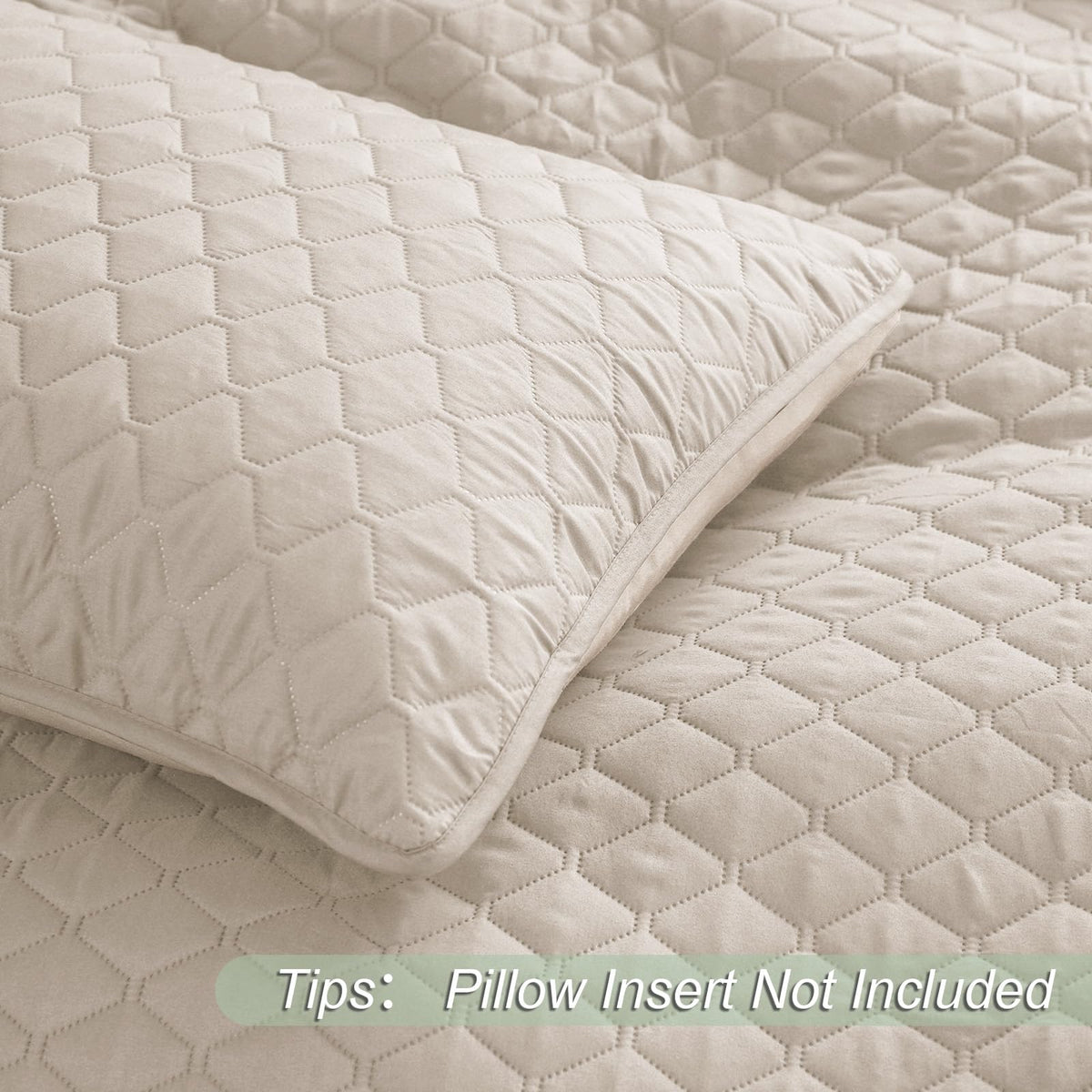 Exclusivo Mezcla reversible quilt close-up of lightweight breathable fabric.