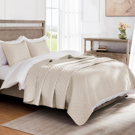 Exclusivo Mezcla reversible quilt folded display in Brich Beige, easy to style.