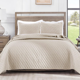 Exclusivo Mezcla reversible quilt front view in Brich Beige for all-season use.