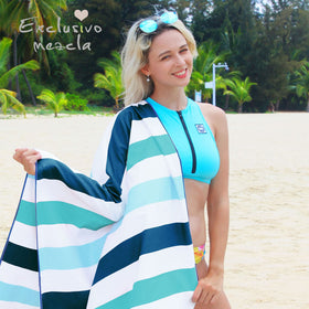 Exclusivo Mezcla sandfree towel on sand highlighting sand-repellent feel.