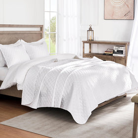 Exclusivo Mezcla ultrasonic embossed pattern highlights lightweight, stylish bedding.