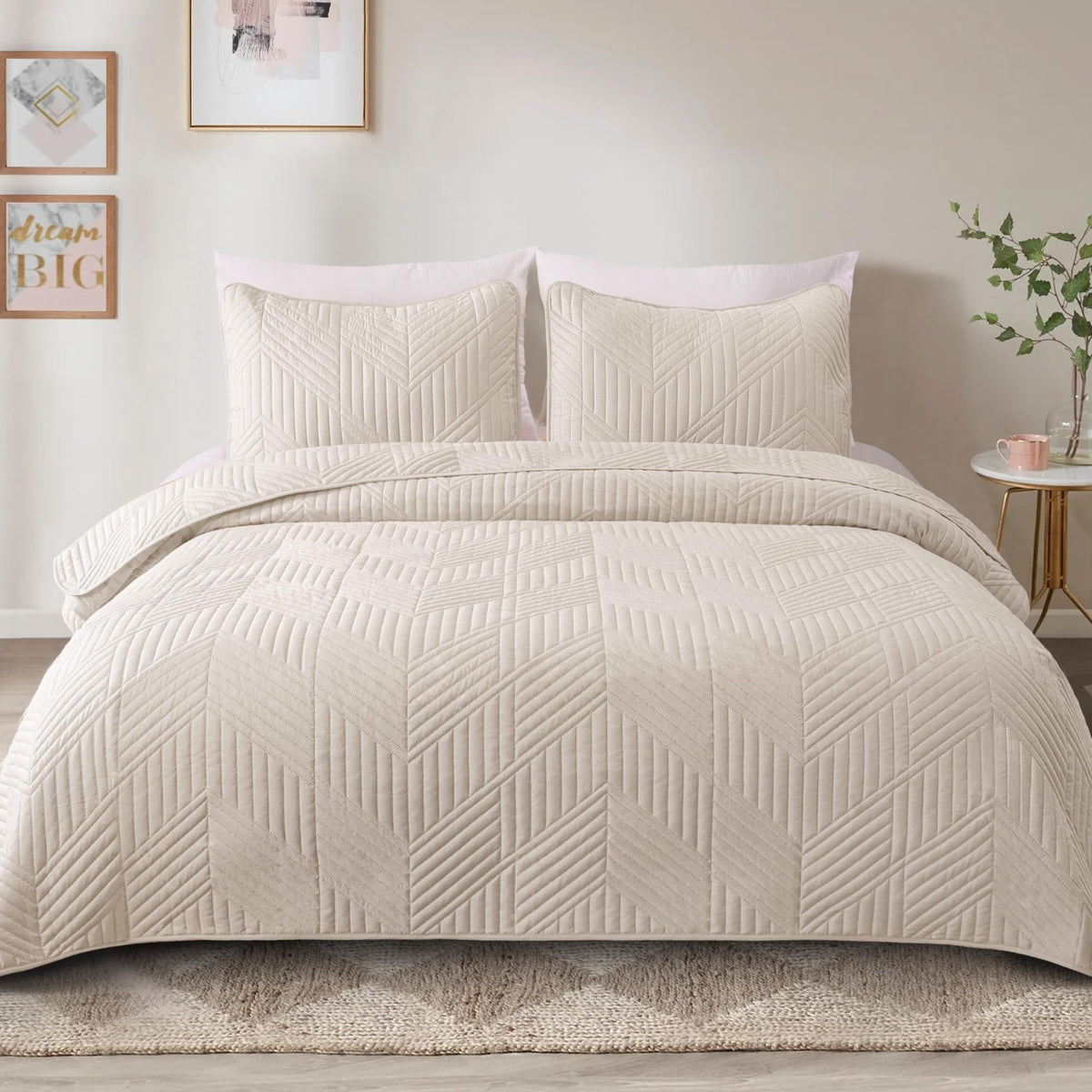 Exclusivo Mezcla quilt set side view on bed demonstrates elegant all-season styling.