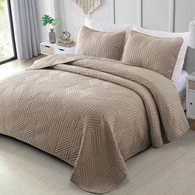 Exclusivo Mezcla ultrasonic full-queen quilt set for year-round comfort and lightweight warmth.