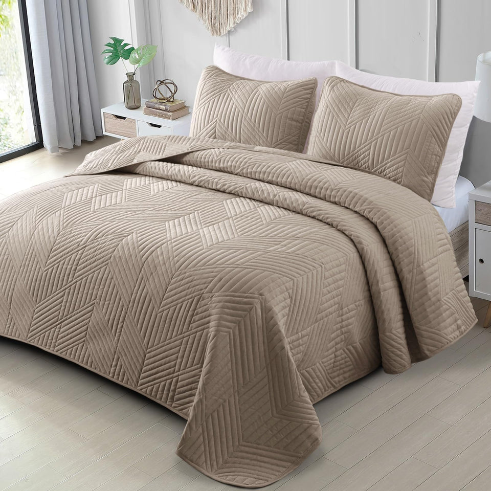 Exclusivo Mezcla ultrasonic full-queen quilt set for year-round comfort and lightweight warmth.