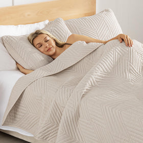 Exclusivo Mezcla Ultrasonic King Pillow Shams detail with coordinated styling