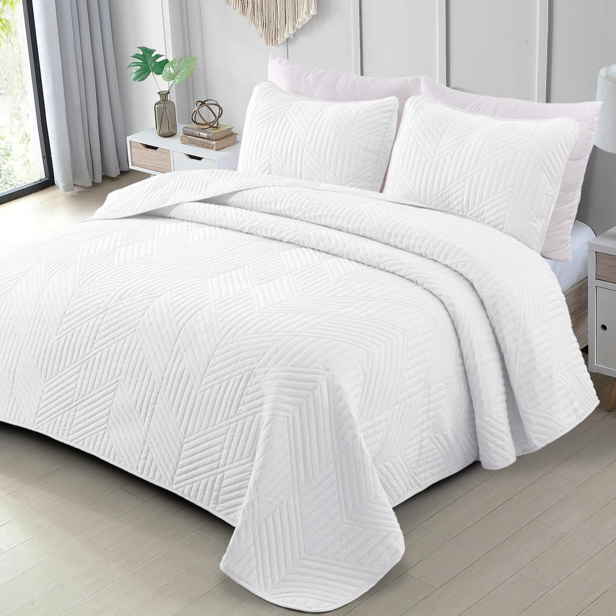 Exclusivo Mezcla Ultrasonic King Quilt with lightweight breathable geometric pattern for all-season use