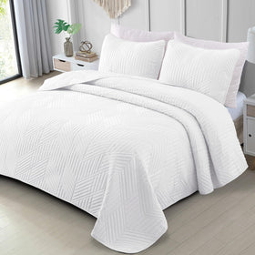 Exclusivo Mezcla Ultrasonic King Quilt with lightweight breathable geometric pattern for all-season use